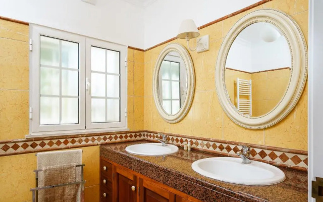 Exclusive Villa Toulouse with pool in Falesia Algarve