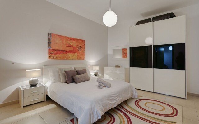 Luxury Apt With Side Seaviews and Pool, Best Location
