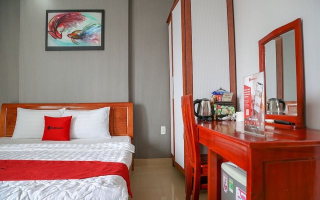 RedDoorz Plus near Hoang Van Thu Park