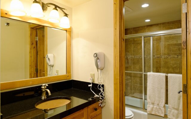 The Crestwood Condominiums