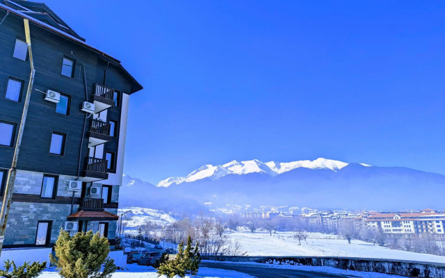 Stylish 2BD Apartment with Panoramic Mountain View