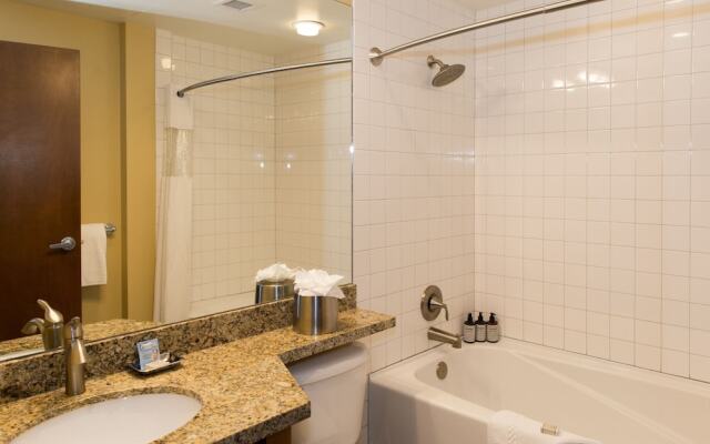 Updated 2 Bedroom -Fireplace & Balcony by RedAwning