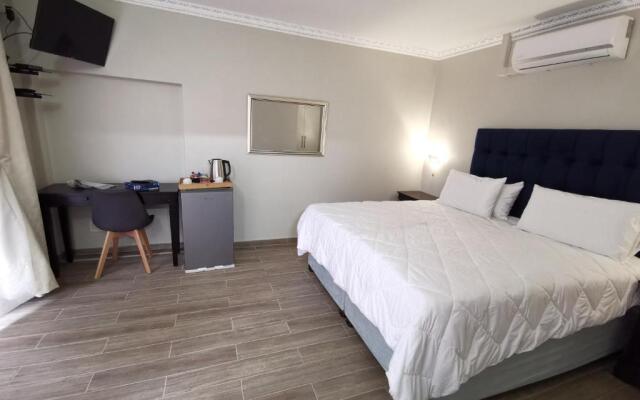 Lucolo Palace B&B - East London