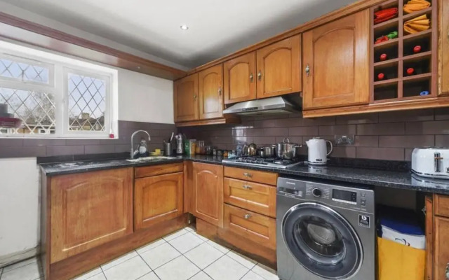 North Avenue Guest House Ltd, Heathrow Airport-Free Parking