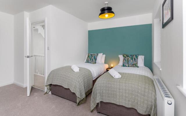 Air Host and Stay - 3 Bedroom new build sleeps 8 minutes from LFC free parking 16