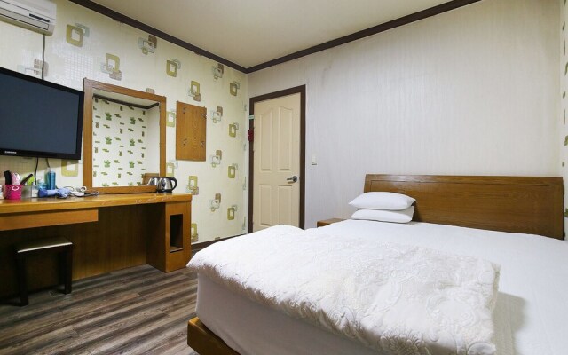 Nonsan Hwangje Motel