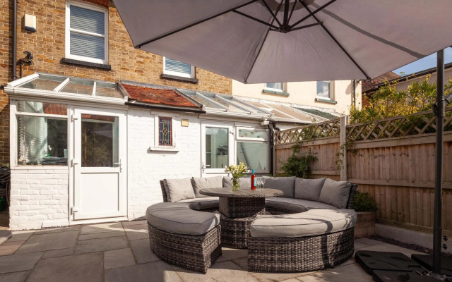 Sea Glimpses with free parking and garden