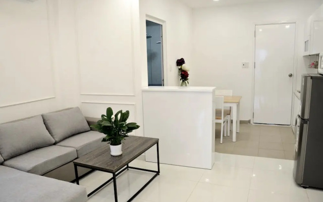 Smiley Apartment 8