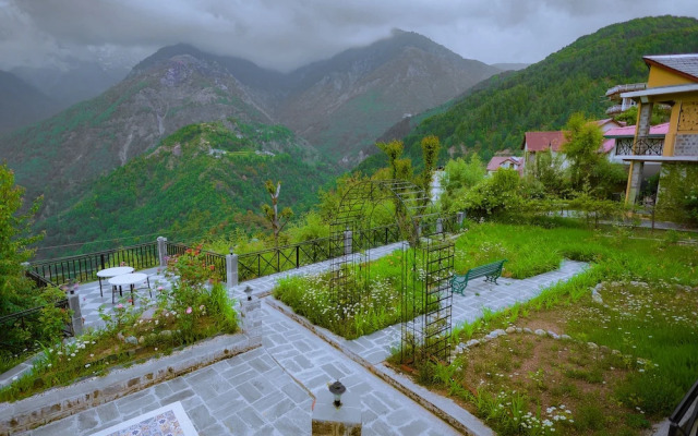Udechee Huts Hotel