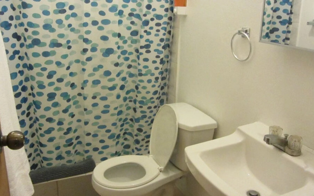 Henry's GuestHouse - Hostel