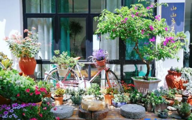 Dali Ancient City Mountain Mountain Youmu Guoxue Garden Homestay