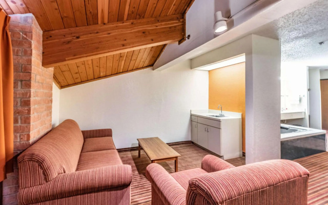 Econo Lodge Inn & Suites