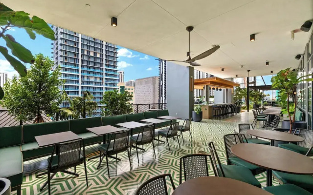 Luxury 49FL Condo with City Views