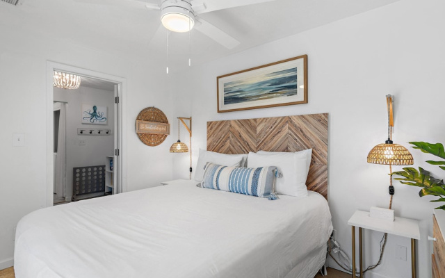 Tradewinds Condominium #28- At the Beach!