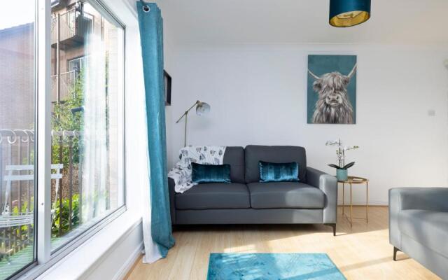 JOIVY Bright 3-Bed Flat Overlooking The Clyde
