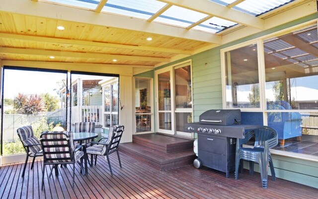 Archies Beachside Abode - Pet Friendly (Outside Only)