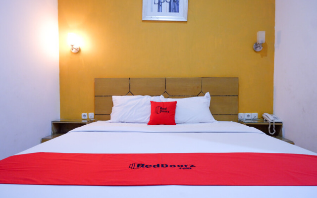 RedDoorz near Monumen Habibi Ainun