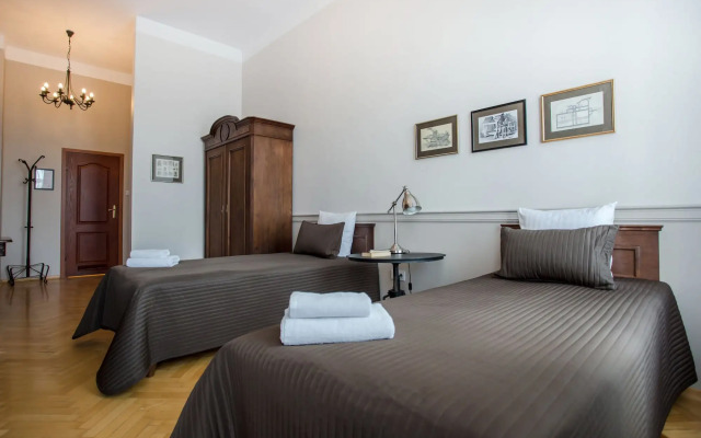 Scharffenberg Apartments Main Square