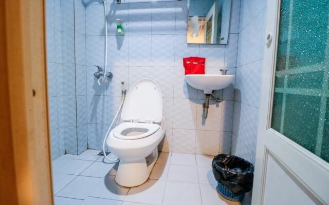 RedDoorz Plus near Pasar Wisata