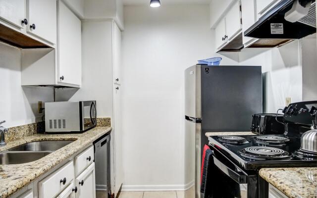 LovelyMedcenter area 3 BR, 2BA  condo w/grill