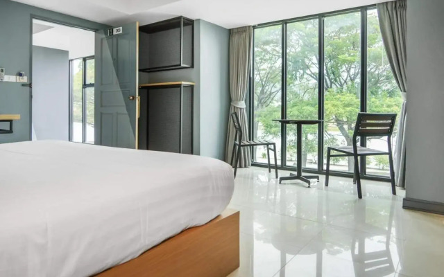 Nora Lakeview Hotel