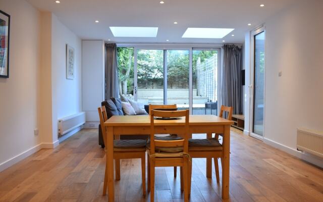 Spacious 2 Bedroom Apartment in South London