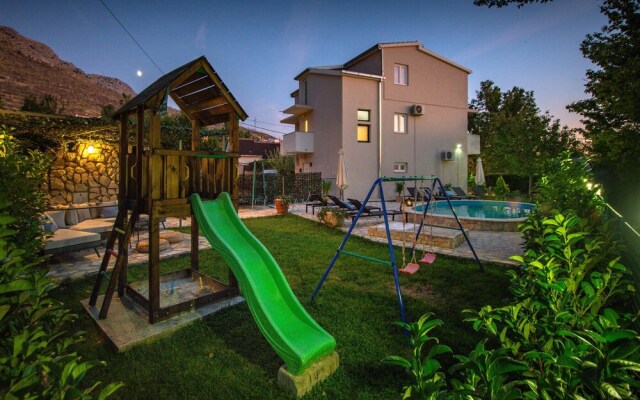 Beautiful Home in Zrnovnica With Wifi and 3 Bedrooms