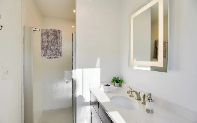 Walk to Bowen's Wharf: Condo in Dtwn Newport