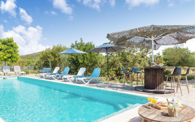 House with outdoor pool in Tisno