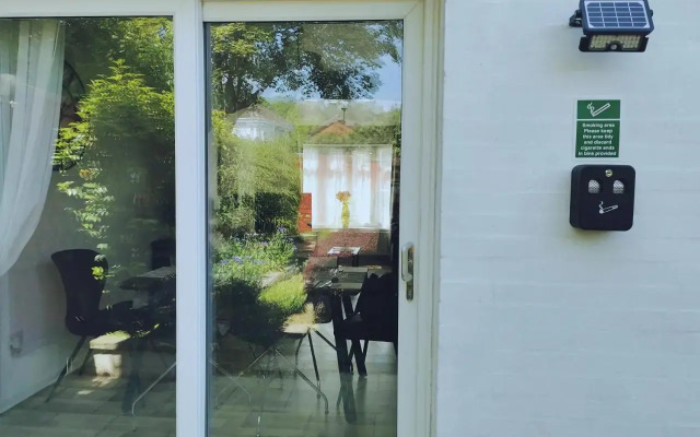 Central Three Bedroom House with Garden