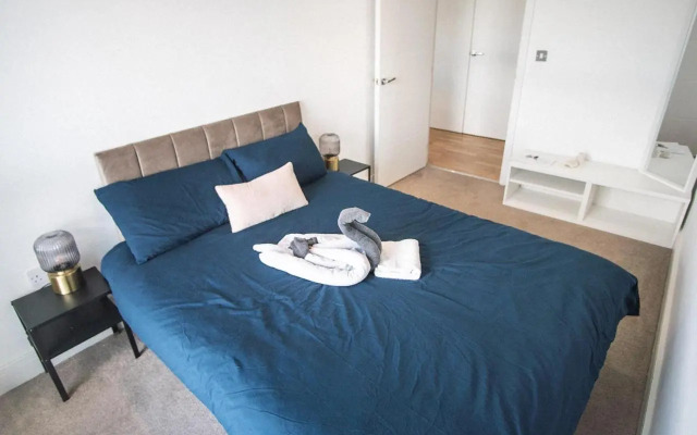 Stunning Riverside View Apartment, near Canary Wharf & O2