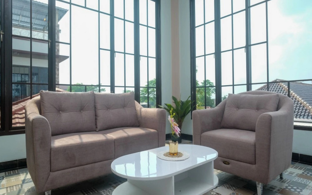 Urbanview Grand Lotus Hotel by RedDoorz – Balcony – Purwokerto