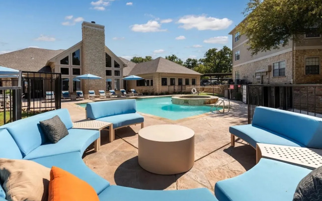 Landing Apartments - Lewisville