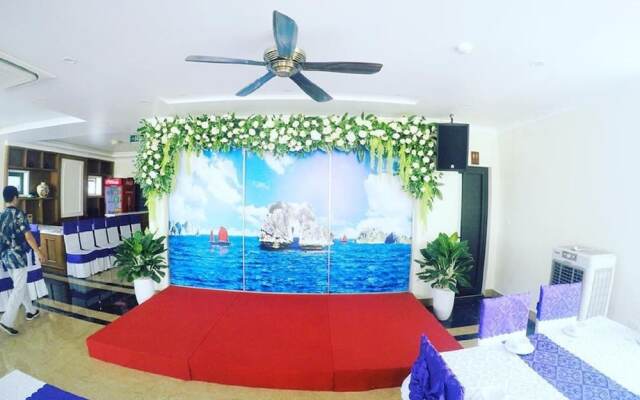 White Crown Hotel