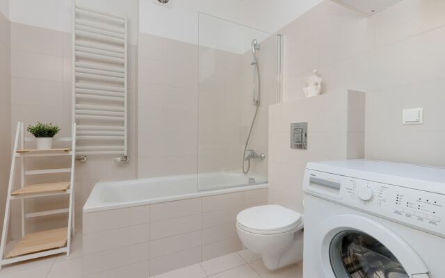 Gold & Blue Apartment Warsaw by Renters