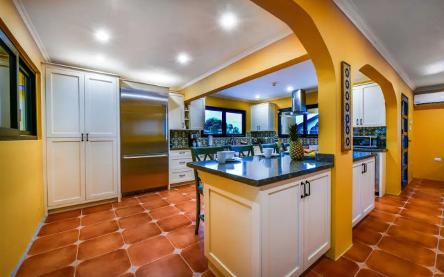 Newly Renovated! Polynesian Themed in Noord!