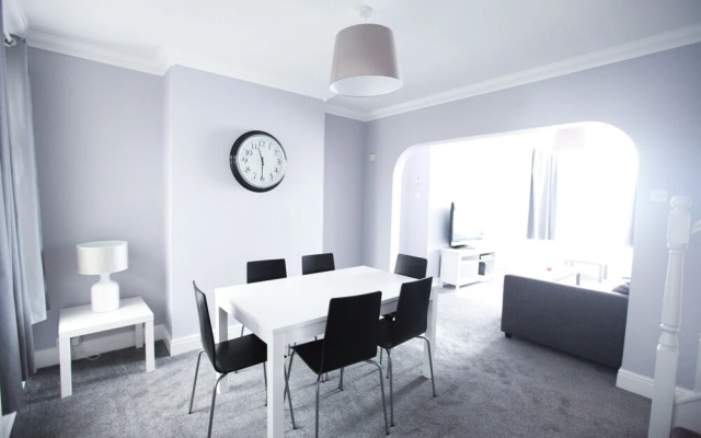 Honest Hospital House Apt.1