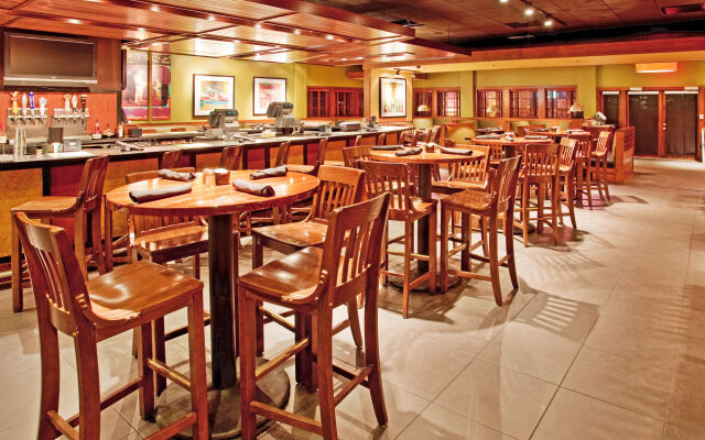 Holiday Inn Manhattan at the Campus by IHG