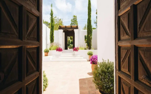 Country-view Villa With Pool