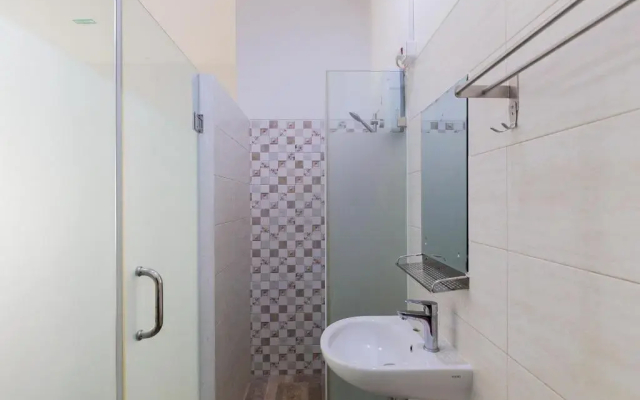 RedDoorz Plus near Living Plaza Jababeka