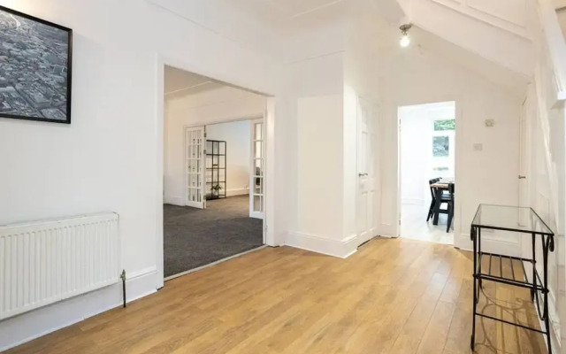 Spacious House With Parking Near Heaton Park