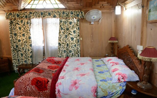 Golden Hopes Group Of Houseboats