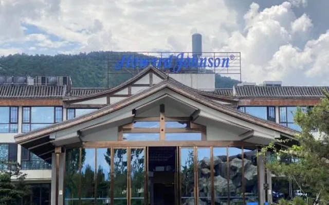 Howard Johnson Lake Serenity hot springs hotel Xichang