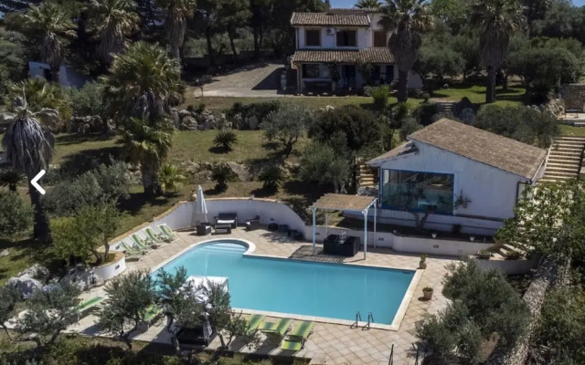 Villa Retreat With Mesmerizing sea View