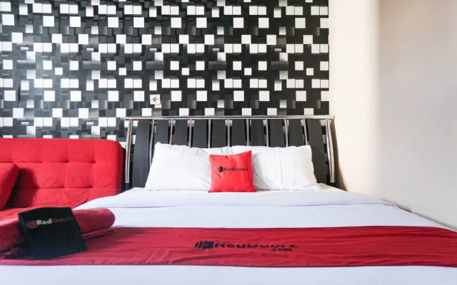 RedDoorz near Alun Alun Batu