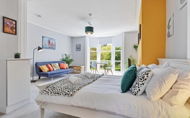 Grand Studio View - Large City Centre Studio Apartment