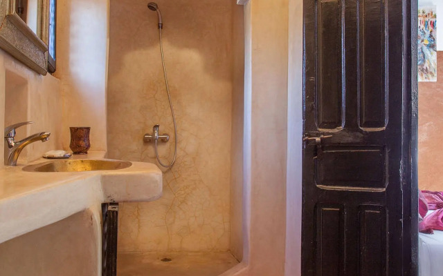 Dar Kamar Zamane - Adults Only