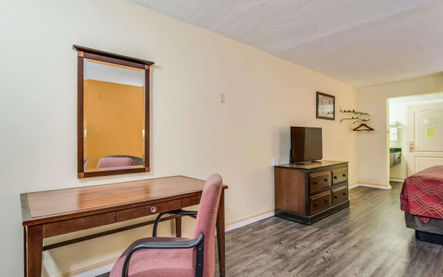 Econo Lodge At Six Flags