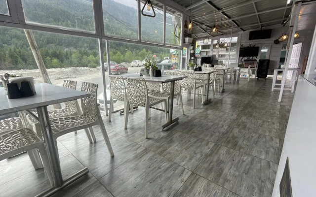 Singh Saab Rooms & Cafe