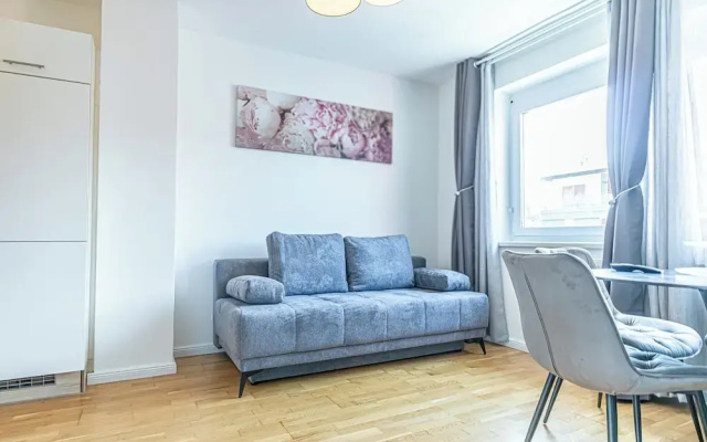 9 Min Metro City Center 1BR 1LR Apt